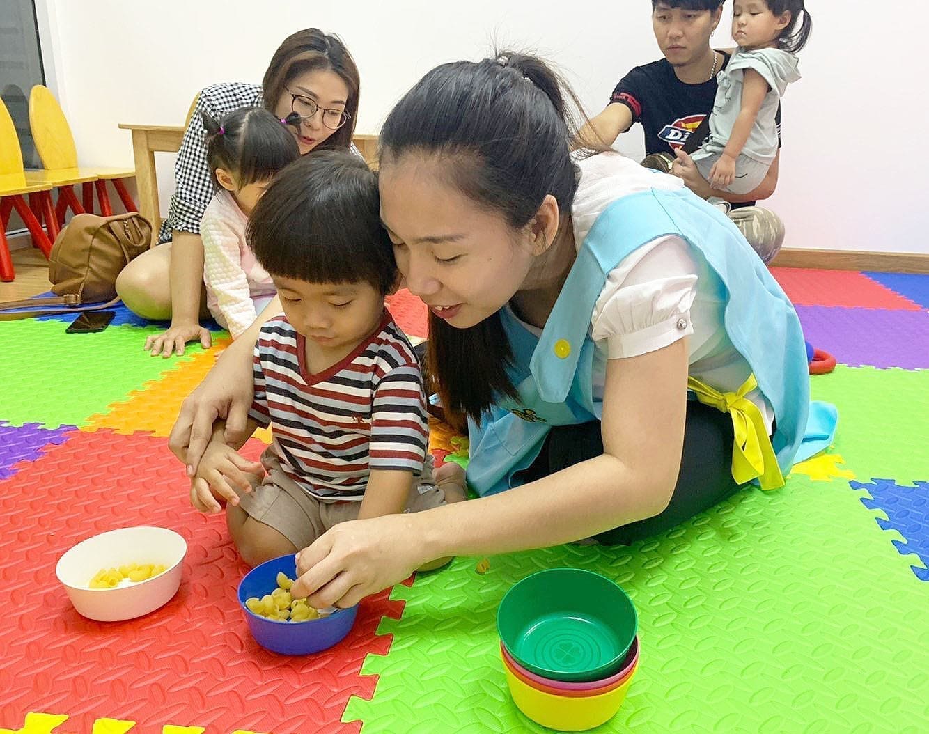 KidAble teacher teaching motor skills in a Montessori-certified program.