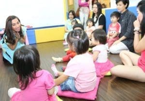 KidAble teacher engaging young students in an interactive English and Chinese lesson. English Language. International English Preschool Program